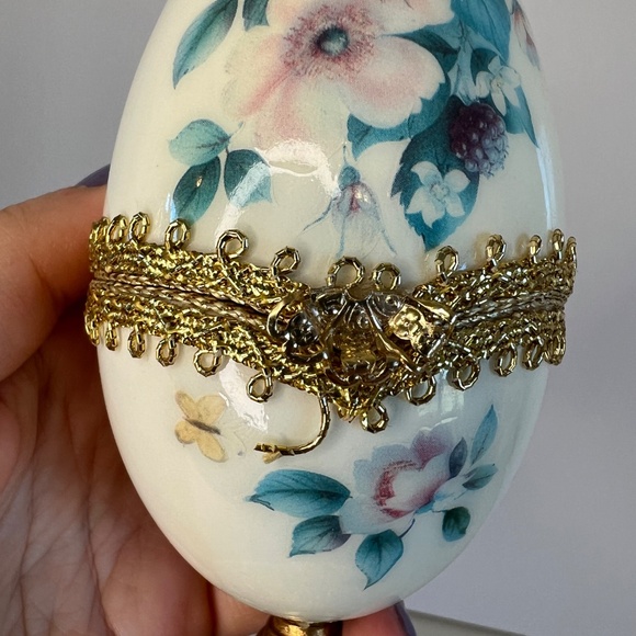 Vintage Real Eggshell Hand Painted Trinket Box Floral Gold Trim 5 Inch Tall 70’s - Picture 4 of 15